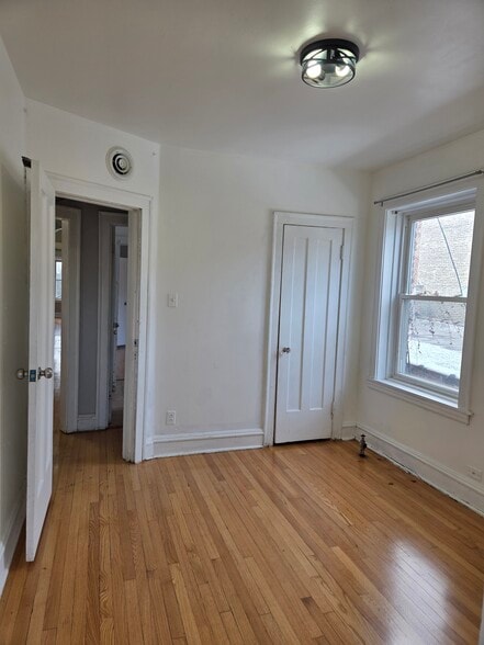 Building Photo - 6433 N Hamilton Ave