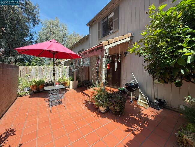 Building Photo - 6 Basin Ct