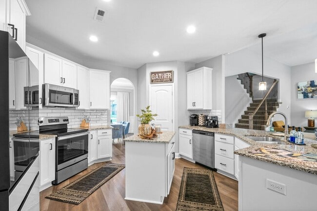 Building Photo - Modern 6-Bedroom Home with Open Layout & S...