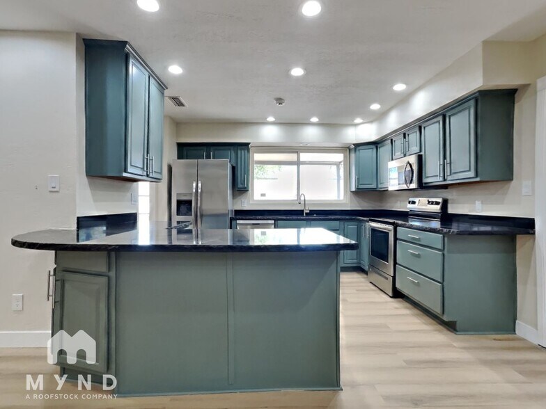 Building Photo - 5721 S Siesta Ln