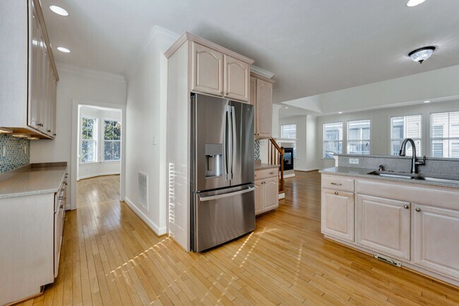 Building Photo - Beautiful Coastal Home for Rent – Ocean View / 17th Bay, Norfolk