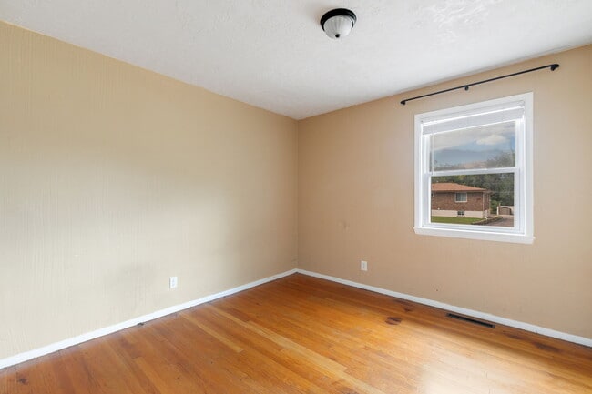 Building Photo - 1411 Custer Ave