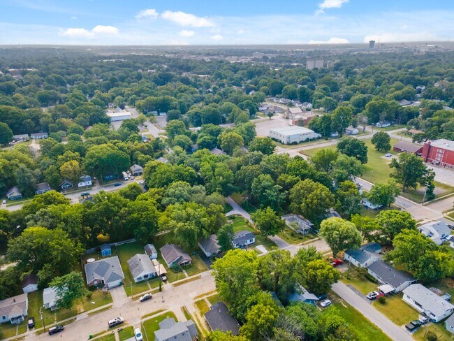 Building Photo - 2100 N Nettleton Ave