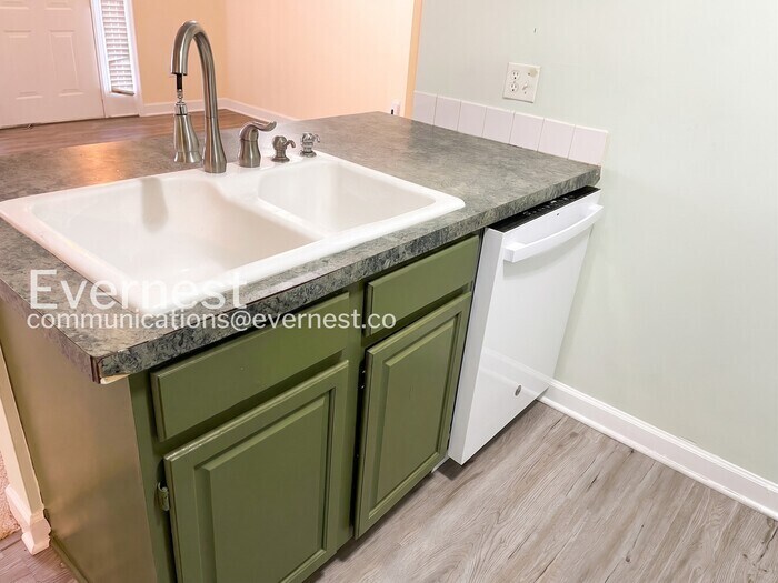 Building Photo - 12135 Salemtown Dr