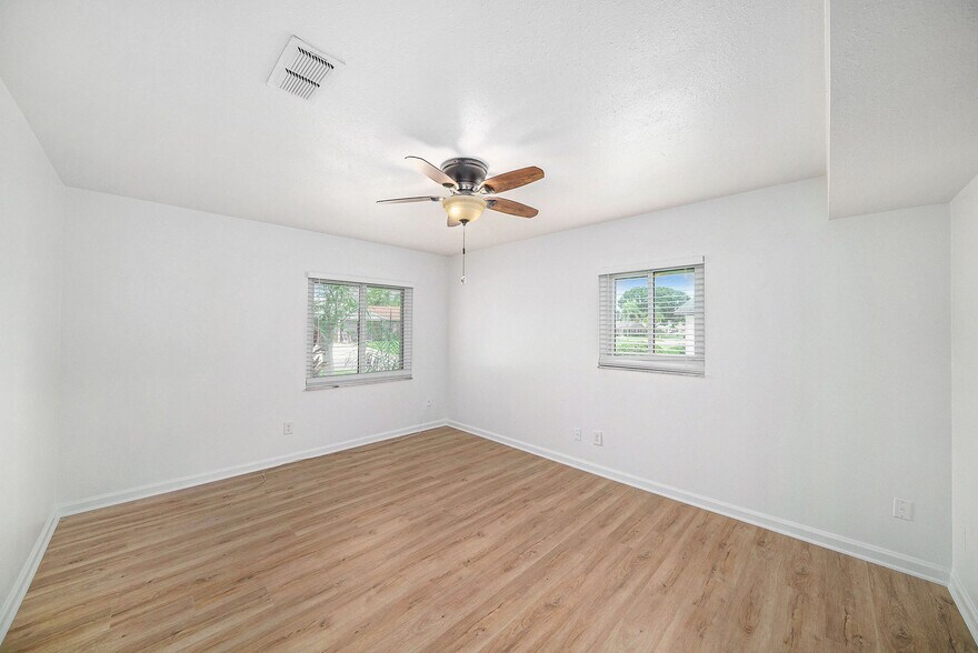 Building Photo - 4711 Travertine Dr