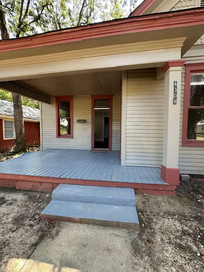 Building Photo - 5 bedroom 1.5 bath