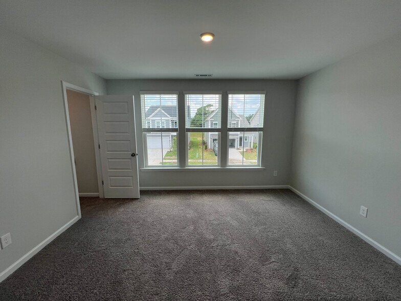 Building Photo - 427 White Oak Gdn Wy