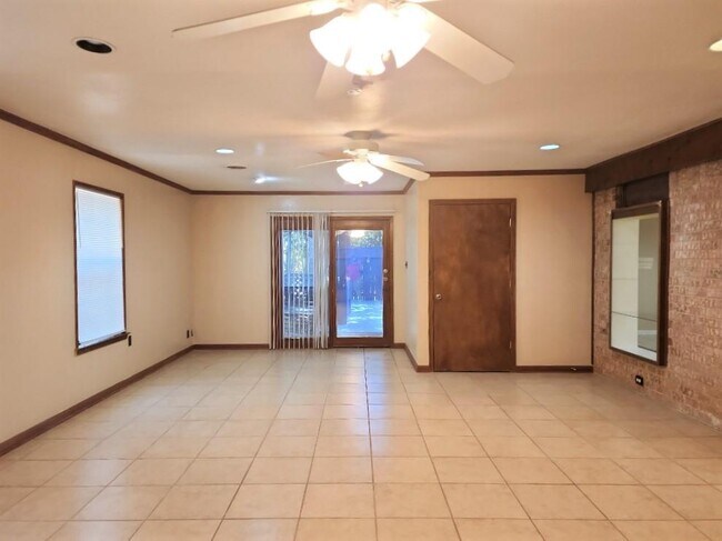 Building Photo - 807 Country Club Rd