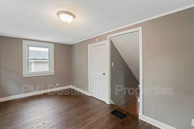 Building Photo - 1312 E 62nd Terrace