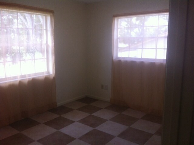 Building Photo - Beautiful  3 bedroom, 2 bath, 2 car garage...