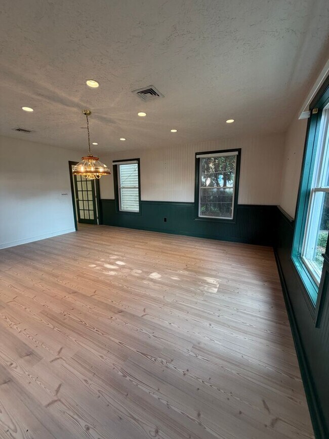 Building Photo - 247 S 8th St
