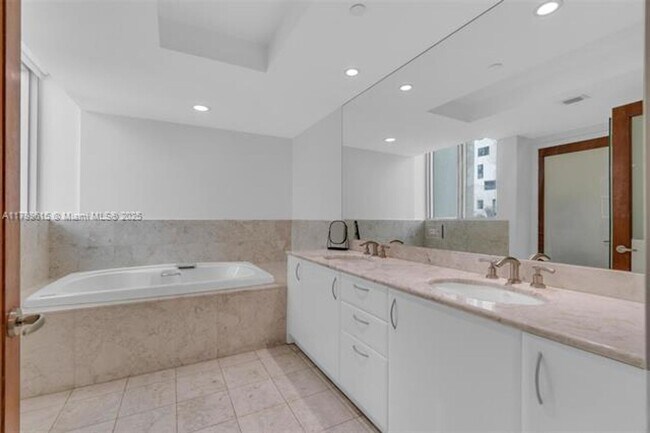 Building Photo - 1331 Brickell Bay Dr