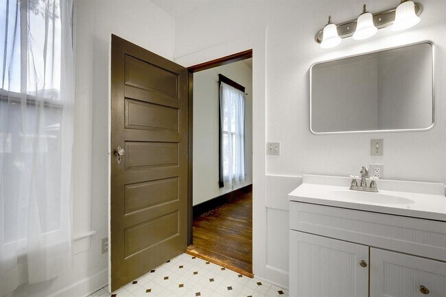 Building Photo - 304 Olive St