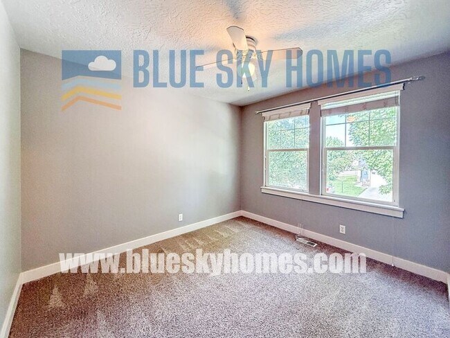 Building Photo - 5930 N Silver Maple Ave