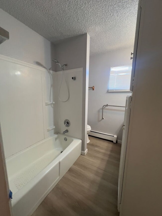 Building Photo - 4 bedroom 1 Bath w/ fenced yard