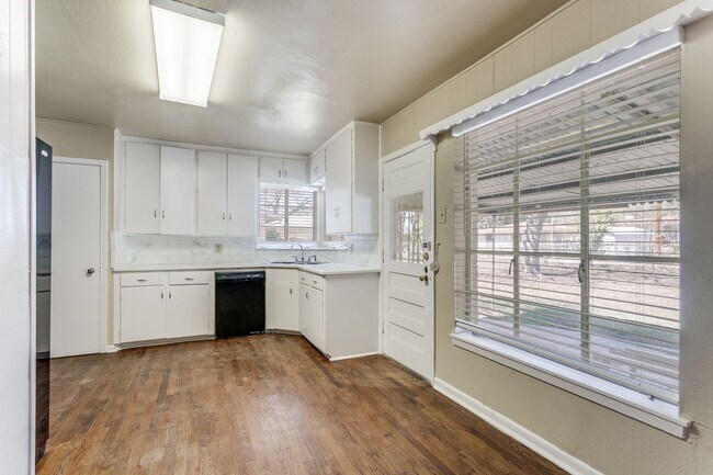 Building Photo - Charming 3-bedroom in the heart of Monticello Park