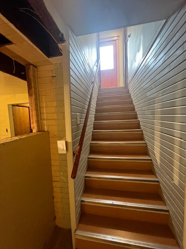 Building Photo - Cozy 2 Bedroom in Charming Everett Neighbo...
