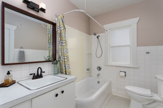 Building Photo - 3819 S G St