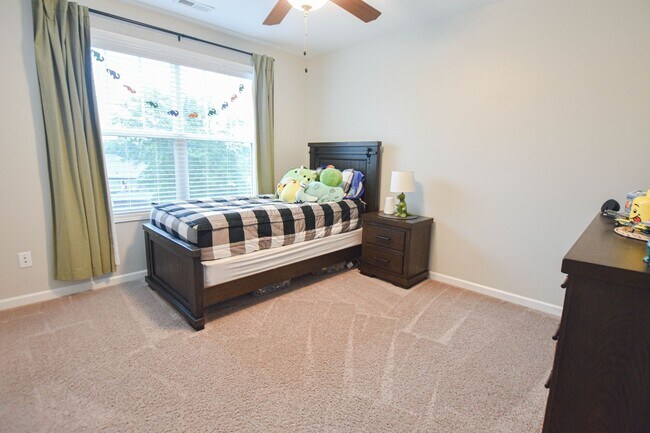 Building Photo - Pet Friendly Three Bedroom with Bonus in S...