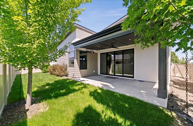 Building Photo - Modern Luxury Meets Everyday Comfort in Me...