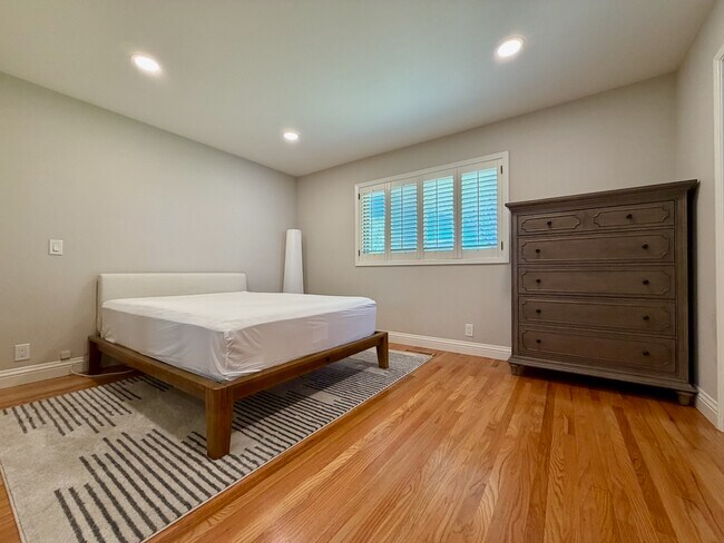 Building Photo - 832 Cathedral Dr