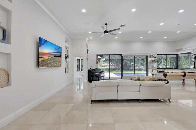 Building Photo - 10099 Canoe Brook Cir