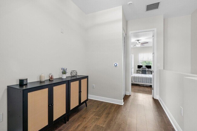 Building Photo - 410 SW 13th Ave