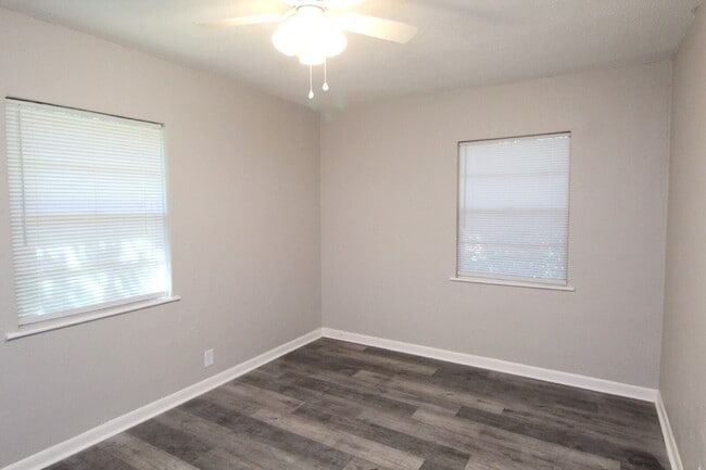Building Photo - Move-In Ready 3-Bed Home with New Flooring...