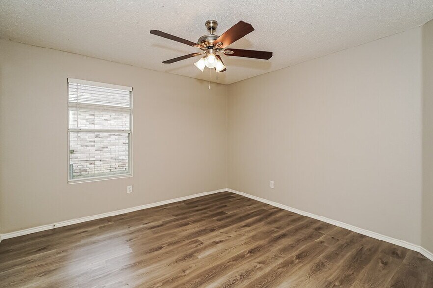 Building Photo - 2724 Woodlake Pkwy