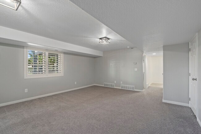 Building Photo - 456 W 2600 N