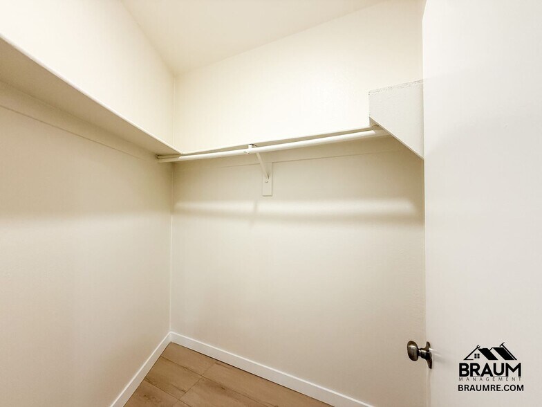 Building Photo - 11459 Collins St