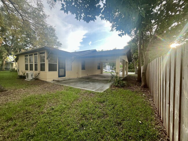Building Photo - 705 Bayou Ave