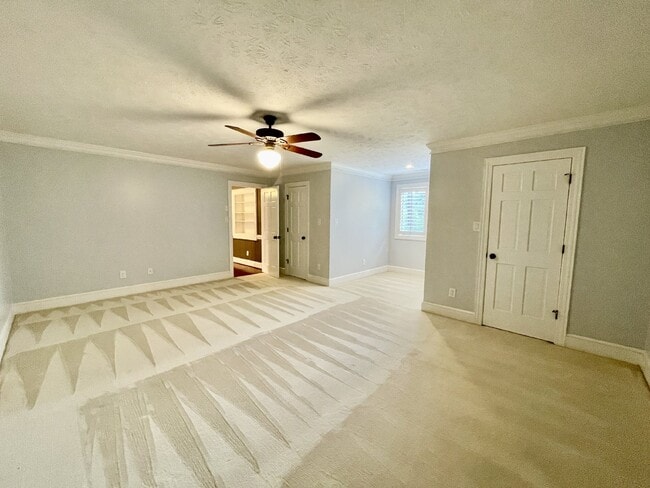 Building Photo - 4 Bed, 4 And A Half Bath Nest In Haymount