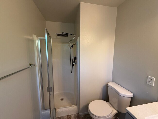Building Photo - Single story home in east Modesto!