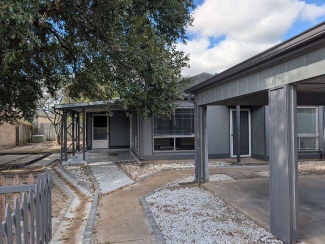 Building Photo - 10607 Staghill Dr