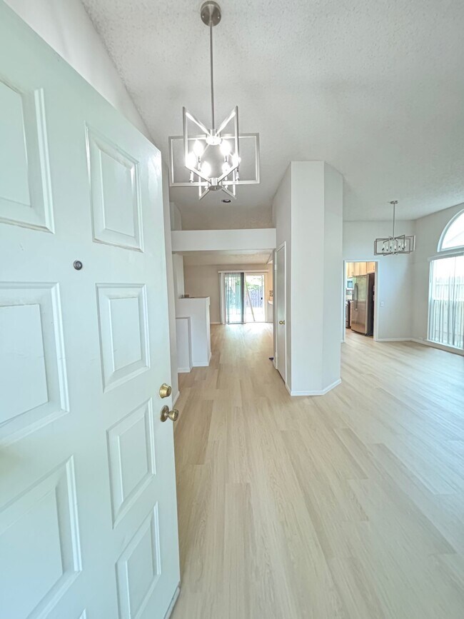 Building Photo - 8079 Darien Cir