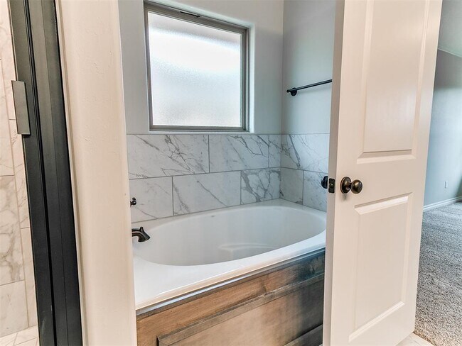 Building Photo - 12104 Rockbed Dr