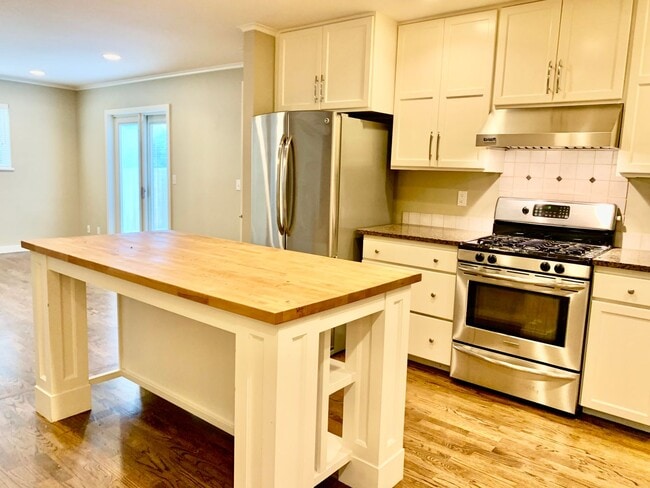 Building Photo - Madison Valley Home