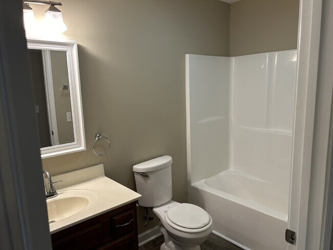 Building Photo - "Charming 2-Bedroom Retreat with 2 Full Baths in Cookeville – Spacious 1082 Sq Ft Living!"