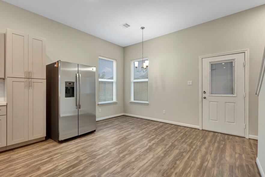 Building Photo - 21 Latham