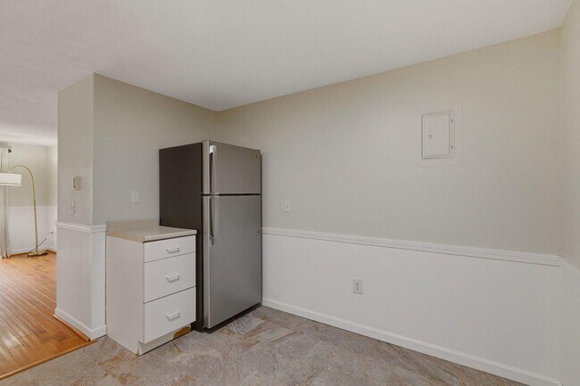 Building Photo - 559 Sagamore Ave