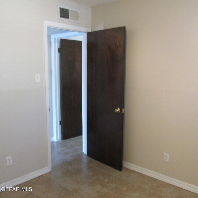 Building Photo - 2933 Wedgewood Dr