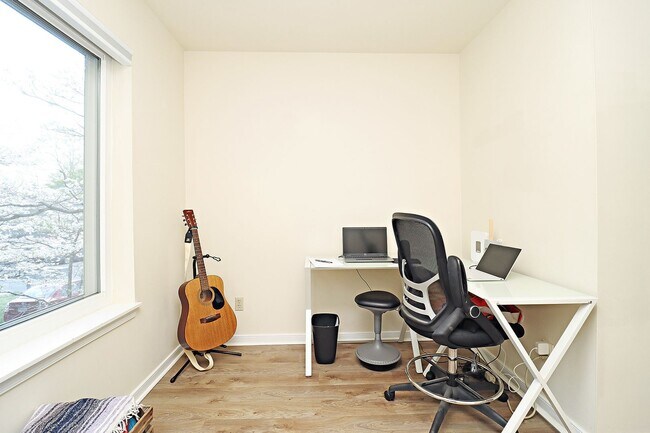 Building Photo - Move-in Ready + Pet-Friendly River Run Condo Near Pen Park