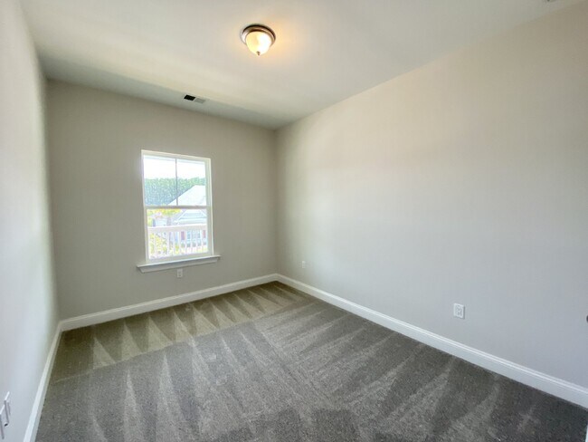 Building Photo - Luxury Living in Hampton Lake!