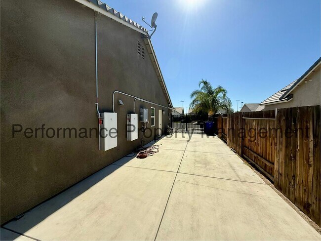 Building Photo - 9024 Selma St