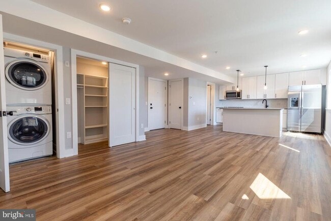 Building Photo - 3965 Lancaster Ave