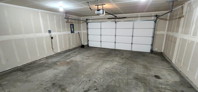 Building Photo - 2316 N Mountain Ash Ave