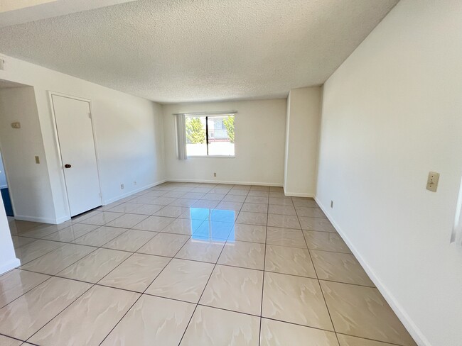 Building Photo - 2570 W Lincoln Ave