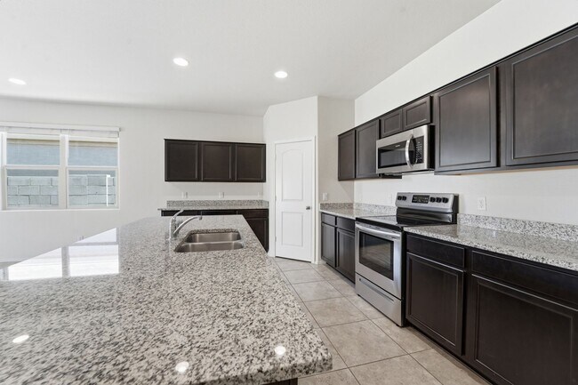 Building Photo - Stylish 3BR Home with Granite Counters + Community Parks & Splash Pads