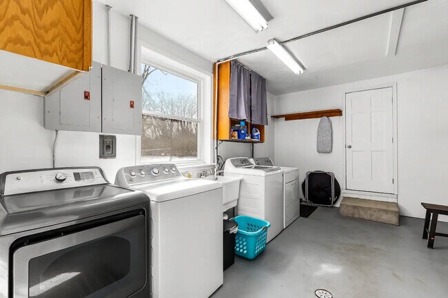 Building Photo - 8254 Mary Ann Ave